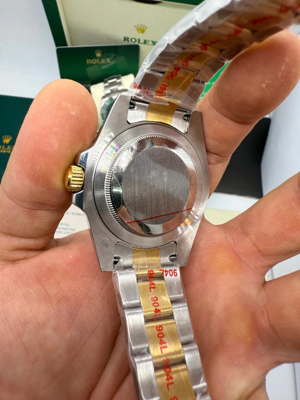 Parte traseira do relógio Rolex Submariner em aço com inscrições