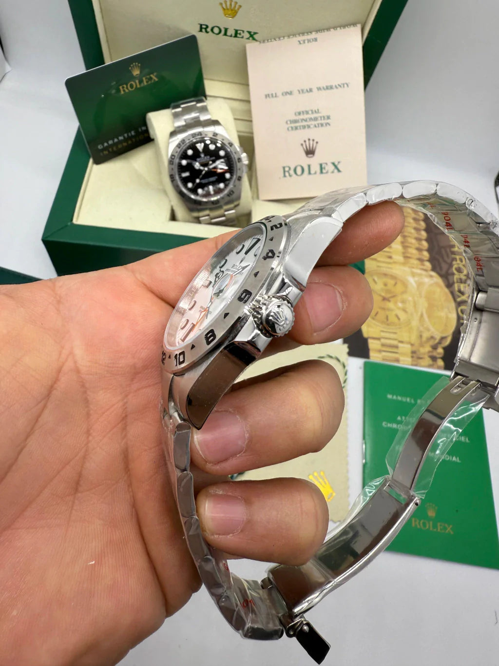 Relógio Explorer II automático em aço na lateral, coroa e caixa em metal