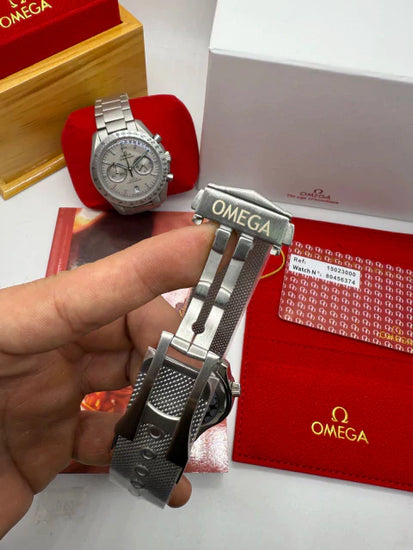 Relógio Omega Seamaster com fecho traseiro prateado e pulseira metálica estendida