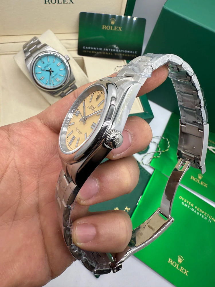 Relógio Rolex com pulseira de aço e mostrador amarelo, ângulo lateral