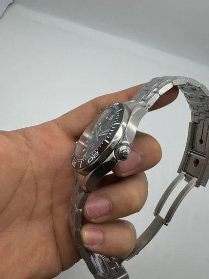 Lado do relógio Omega Seamaster com coroa e caixa de aço