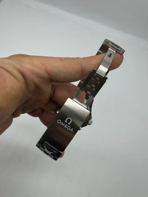 Fecho e bracelete de aço do relógio Omega Seamaster com logotipo