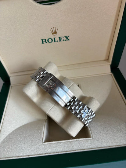 Relógio Rolex automático com pulseira de aço, visto na caixa de apresentação