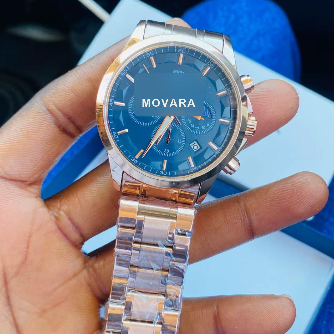 Relógio com mostrador azul e pulseira metálica rosê, estilo cronógrafo