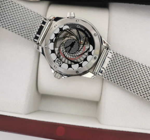 Fundo do relógio Omega em aço com gravações e pulseira de malha metálica