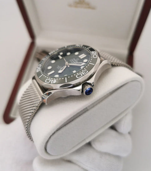 Relógio Omega com mostrador azul e bezel com marcações; pulseira de aço em malha