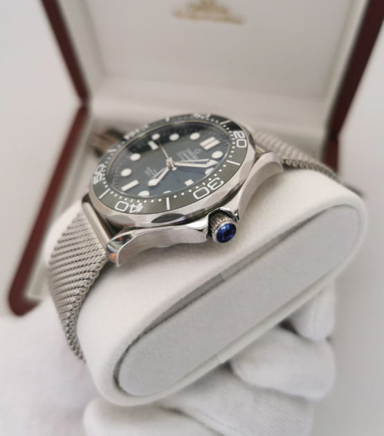 Relógio Omega com mostrador azul e bezel com marcações; pulseira de aço em malha