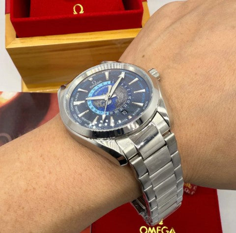 Relógio Omega Seamaster com mostrador azul e pulseira metálica, visto de lado