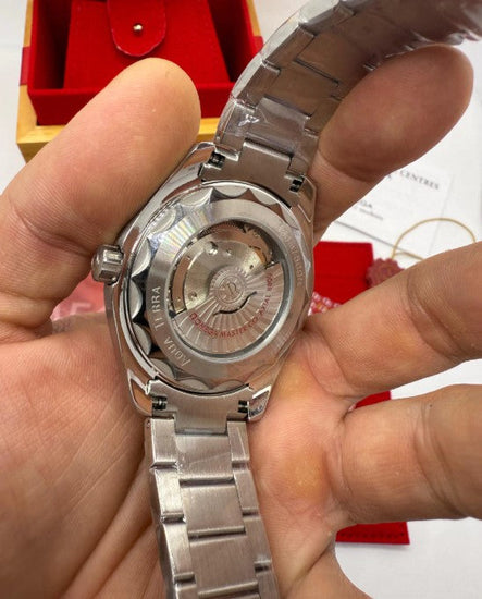 Relógio Omega Seamaster com fundo traseiro e pulseira de aço, visto de perto