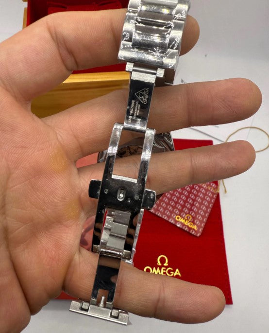 Relógio Omega Seamaster com pulseira de aço aberta e fundo visível na mão