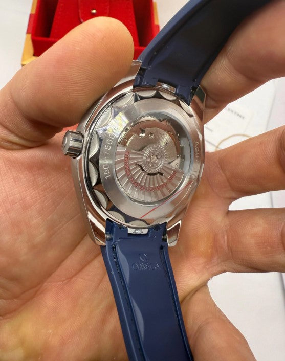 Relógio Omega com fundo traseiro em metal e pulseira azul de borracha