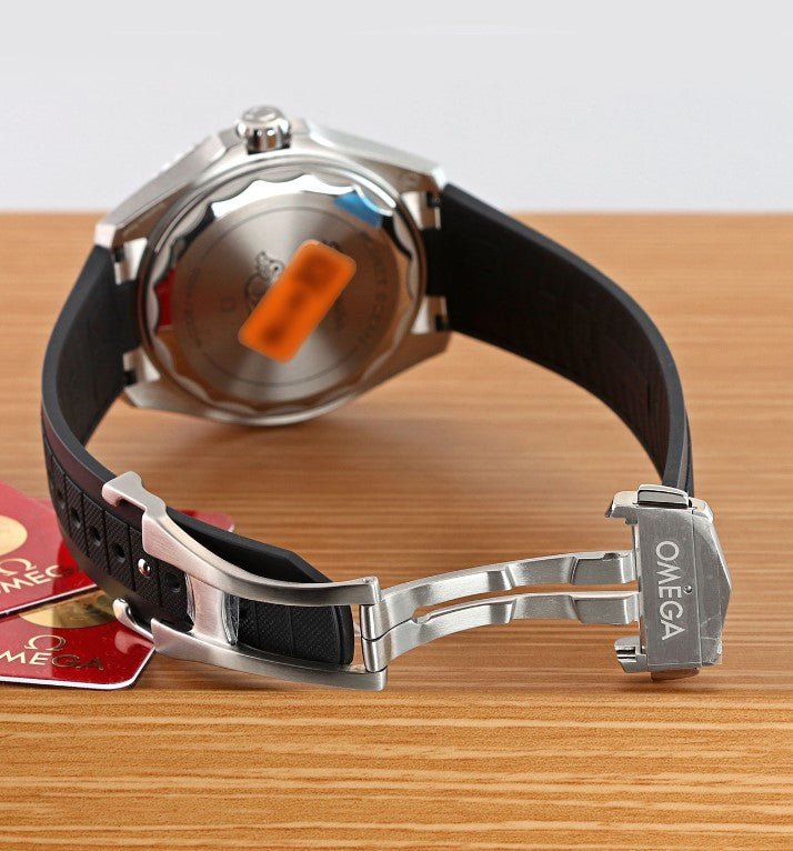 Relógio Omega com pulseira de borracha preta e fecho metálico, vista traseira parcial