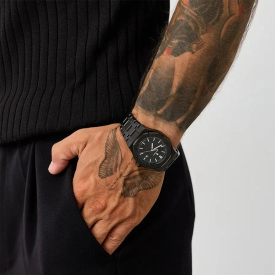 Relógio com pulseira preta e mostrador escuro, com marcador no calendário