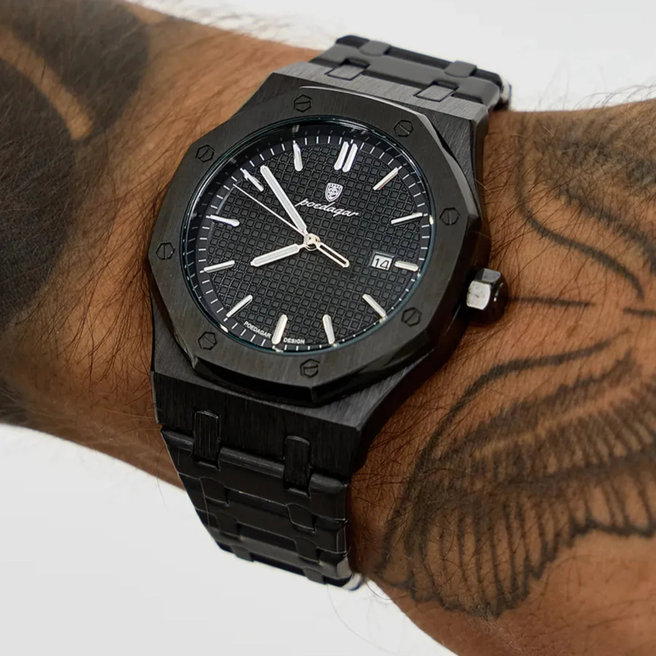 Relógio com pulseira escura e mostrador preto, caixa robusta com detalhes