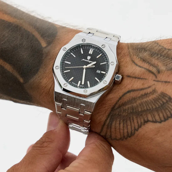 Relógio com pulseira metálica prateada e mostrador preto