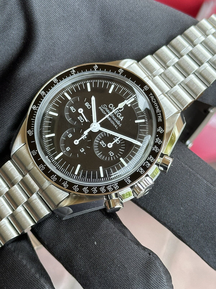 Relógio Omega Speedmaster com mostrador preto e cronógrafo, pulseira metálica