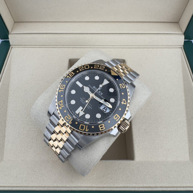 Relógio Rolex GMT com mostrador preto, luneta azul e pulseira bicolor