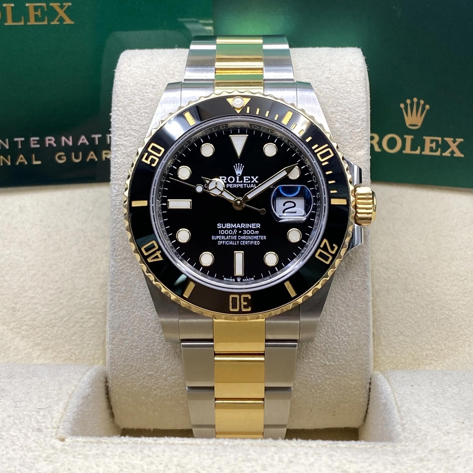 Relógio Rolex Submariner com mostrador preto, data 24 e pulseira aço e ouro
