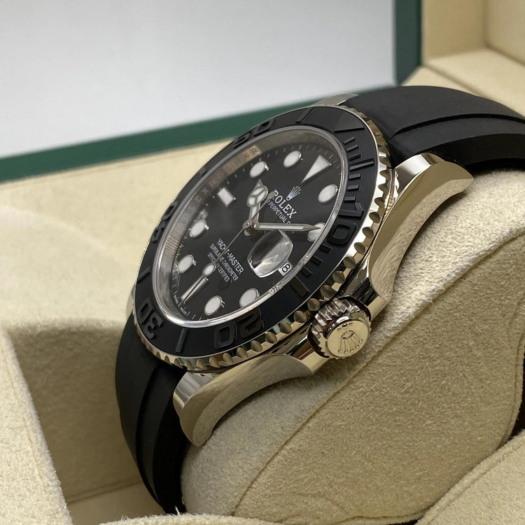 Relógio Rolex automático com mostrador preto, luneta metálica e pulseira de borracha preta.