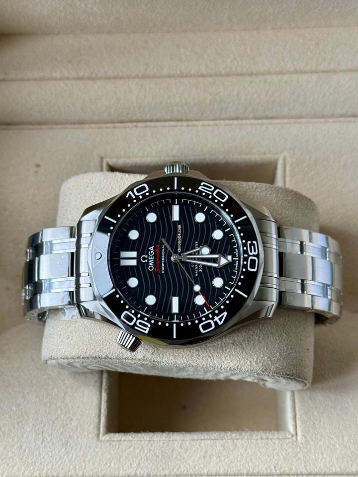 Relógio Omega Seamaster com mostrador preto e pulseira metálica prateada
