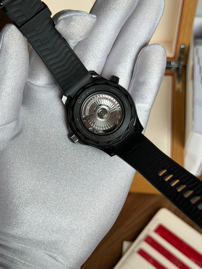 Fundo do relógio com pulseira preta e caixa escura, visto na mão
