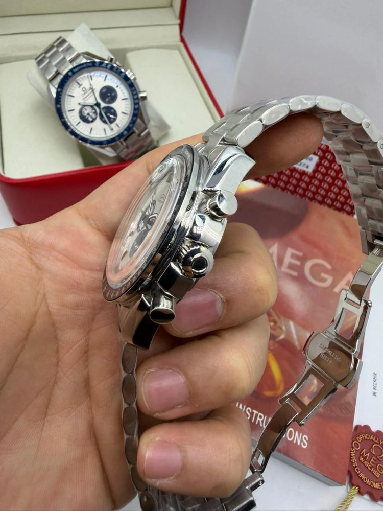 Relógio de pulso com caixa lateral e pulseira de aço prateado, coroa visível