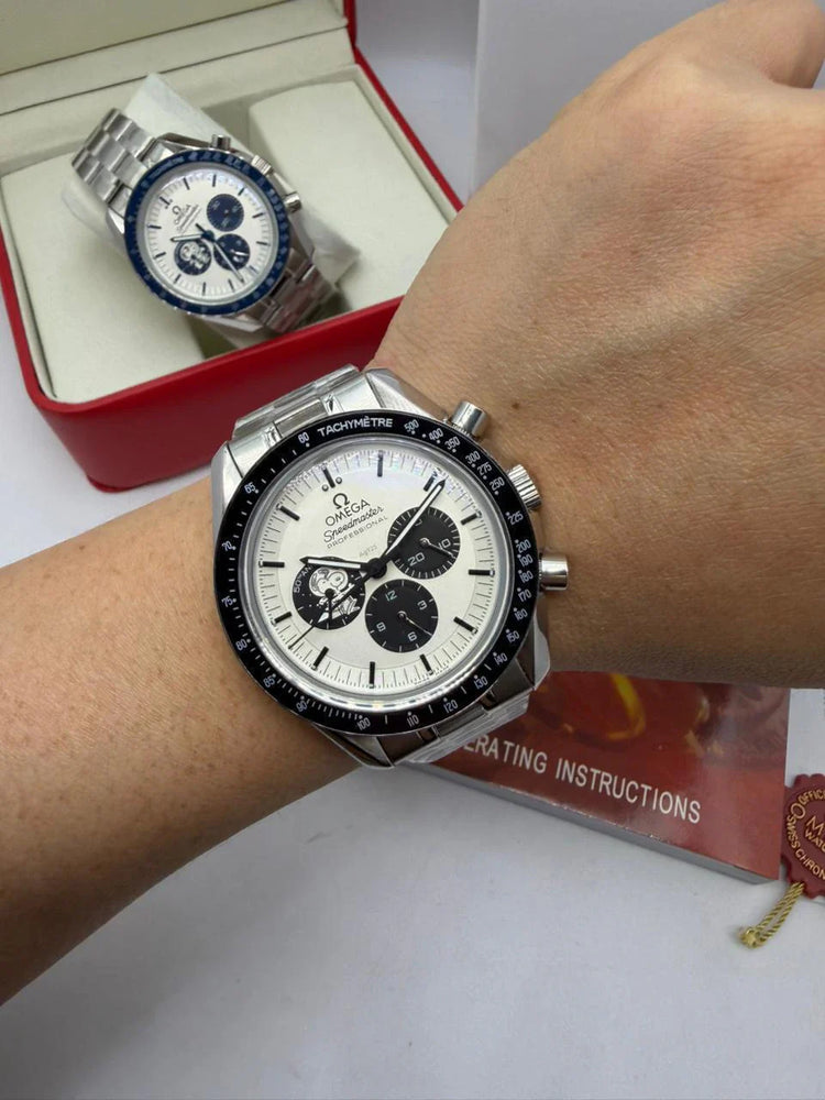 Relógio Omega Speedmaster com mostrador branco e pulseira de aço prateado no pulso