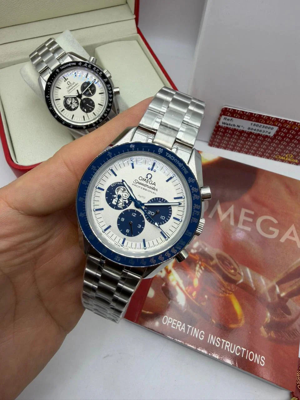 Relógio Omega Speedmaster Snoopy azul com pulseira de aço, mostrador com detalhes do desenho