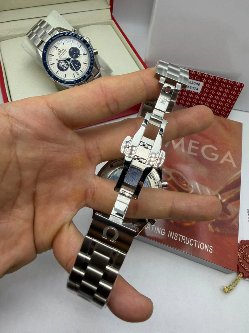 Bracelete de aço prateado do relógio com fivela e elos metálicos visíveis